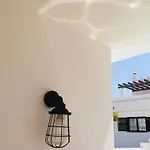 אכסניה Surfers Retreat (adults Only)